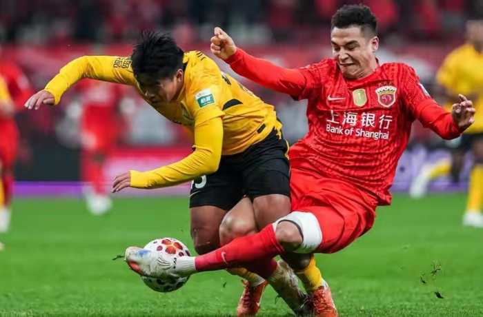 世界杯比赛直播地址-巨大争议！上海海港又获裁判“照顾”，吾米提江故意撞人逃红牌|青岛市|贺凯|宋浩宇|青岛西海岸|中超联赛_新浪体育_新浪新闻